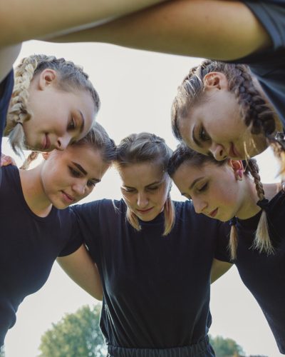 meidentraining Rots en Water Noord-Brabant Rots en Water meiden Oudenbosch Girlz training zelfvertrouwen en weerbaarheid sociale vaardigheden meisjes onderwijs weerbaarheidstraining meiden Breda grenzen aangeven meisjes training FOM meiden training gedrag en groepsdruk Janine Leenders meidentraining ervaringsgericht werken met meiden