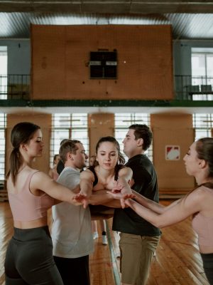 ainingen voor leerlingen onderwijs groepsdynamiek in de klas weerbaarheidstraining school sociale vaardigheden leerlingen klassentraining voortgezet onderwijs training voor onrustige klas meiden training zelfvertrouwen ervaringsgericht leren onderwijs Rots en Water training school gedrag en groepsdruk aanpakken VSO leerlingentraining schoolbrede aanpak groepsvorming